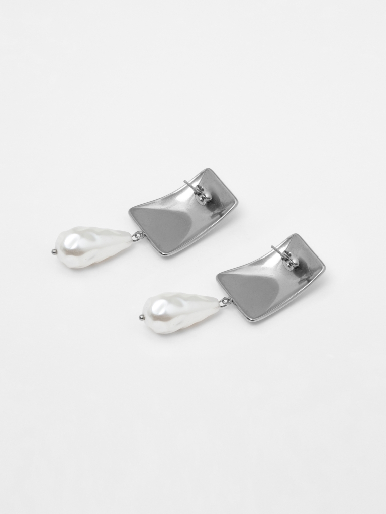 Rectangular earrings with pearls