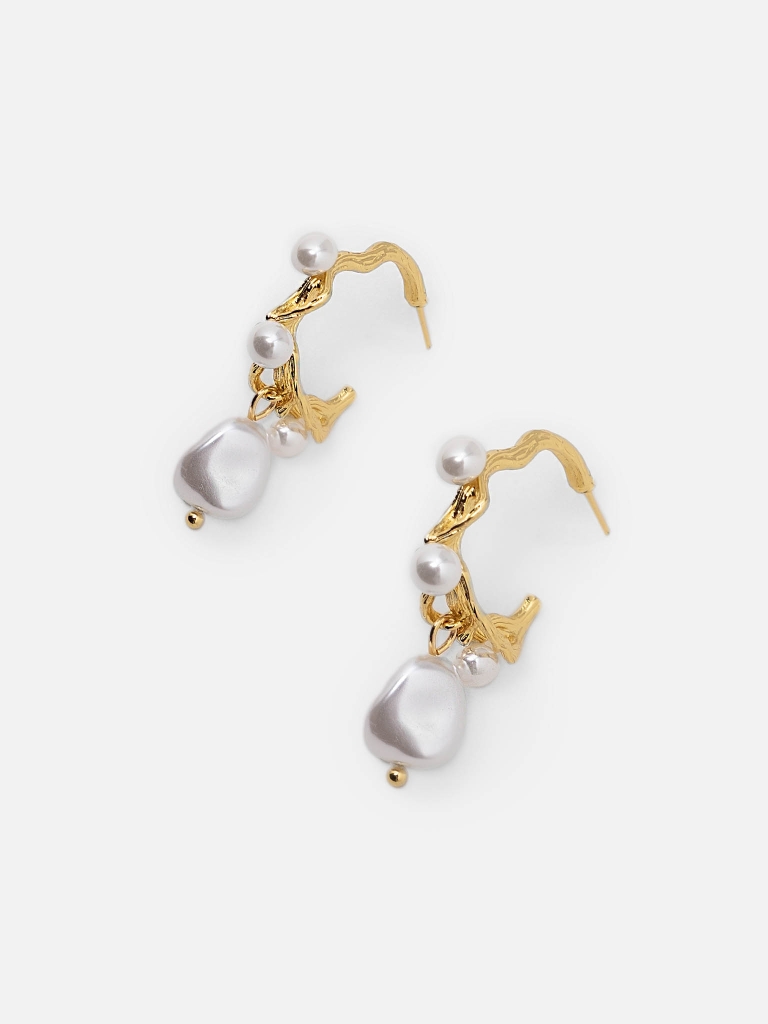 Abstract earrings with pearl decoration