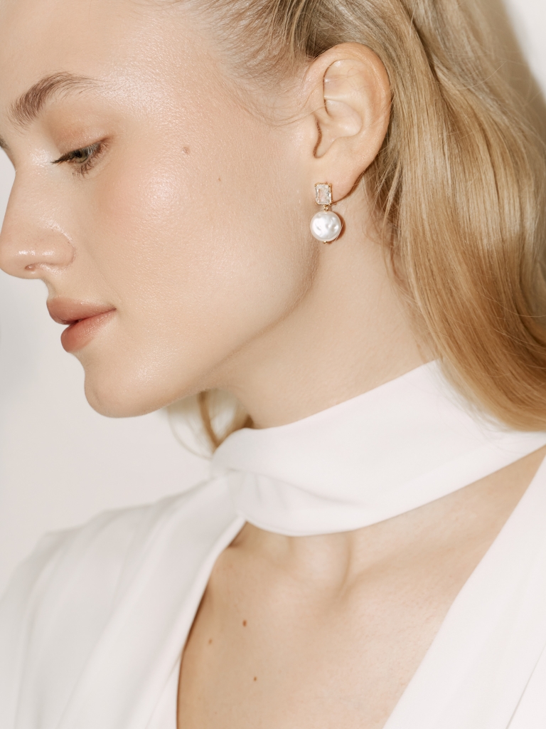 Серьги-пусеты с крупными камнями и жемчугом