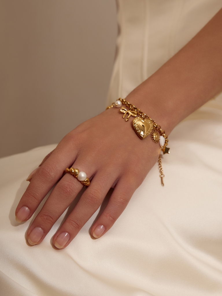 Twisted ring with a pearl