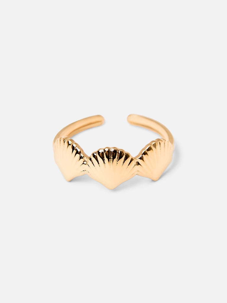 Ring with shell decor