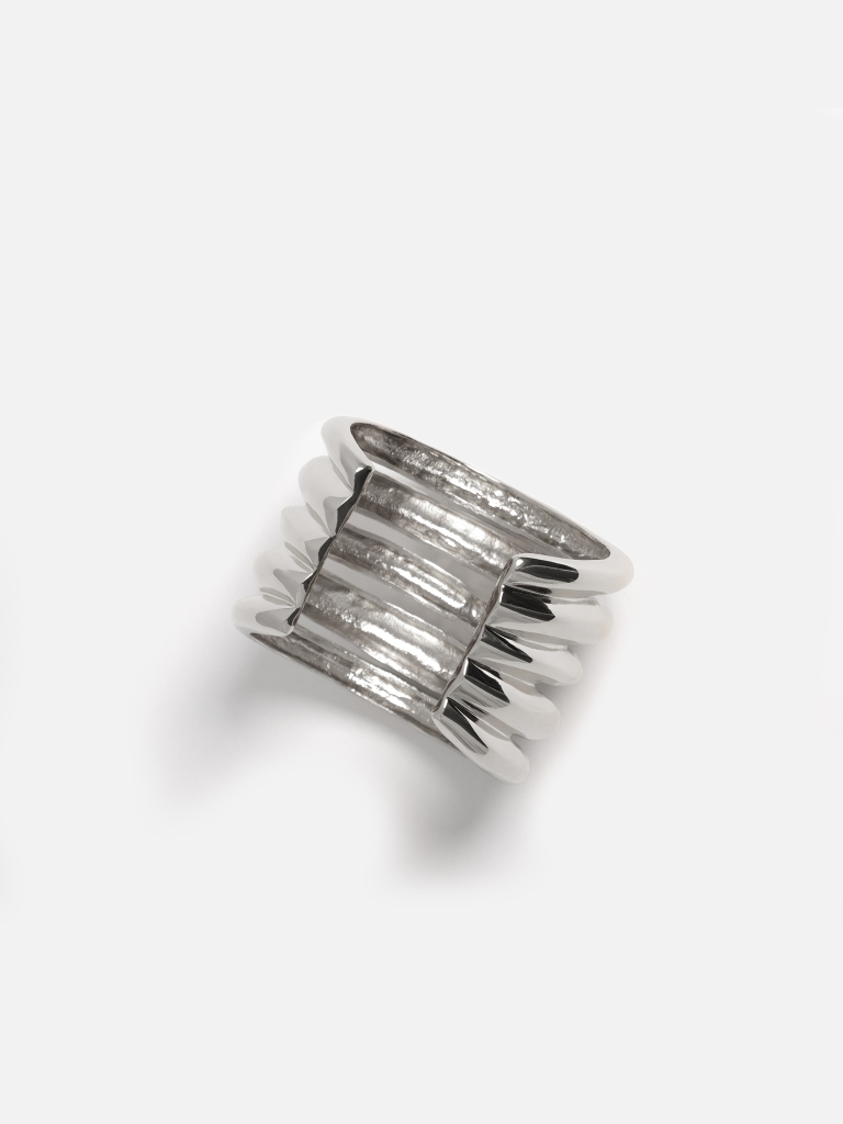 Wide round bracelet