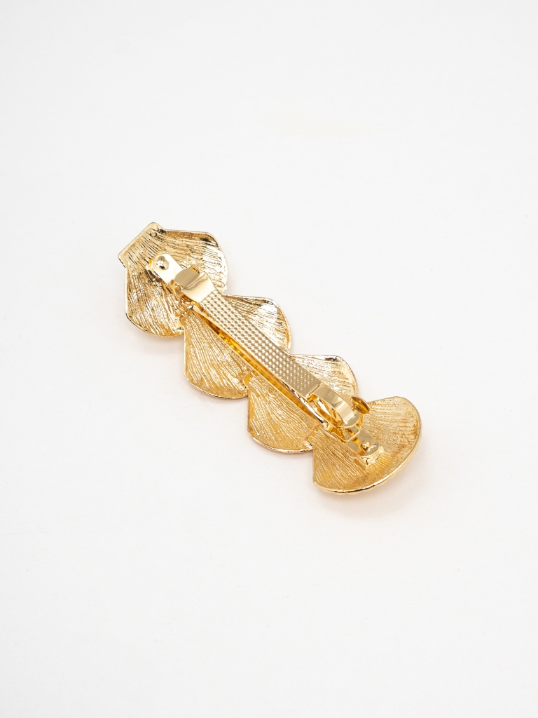 Hair clip decorated with shells