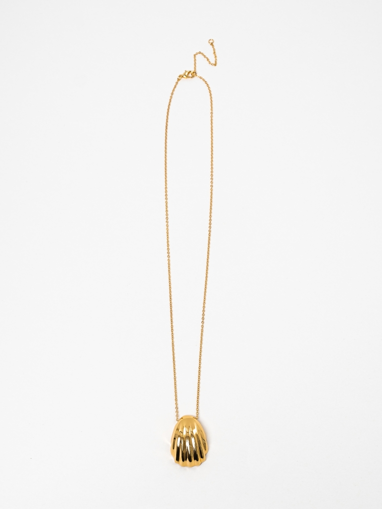 Slim chain with shell pendant