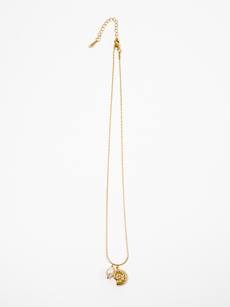Chain with golden pendant and pearls