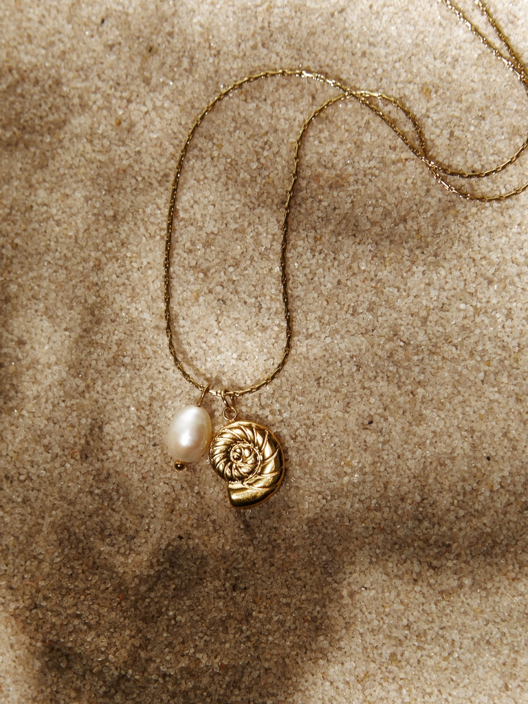 Chain with golden pendant and pearls