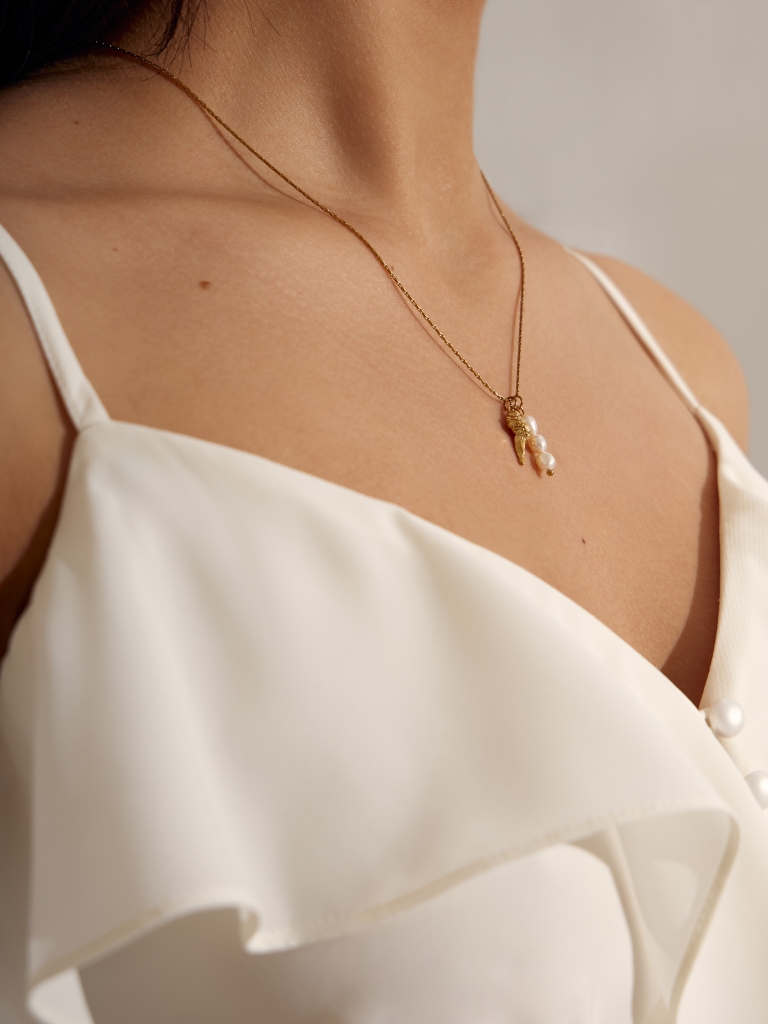 Chain with golden pendant and pearls