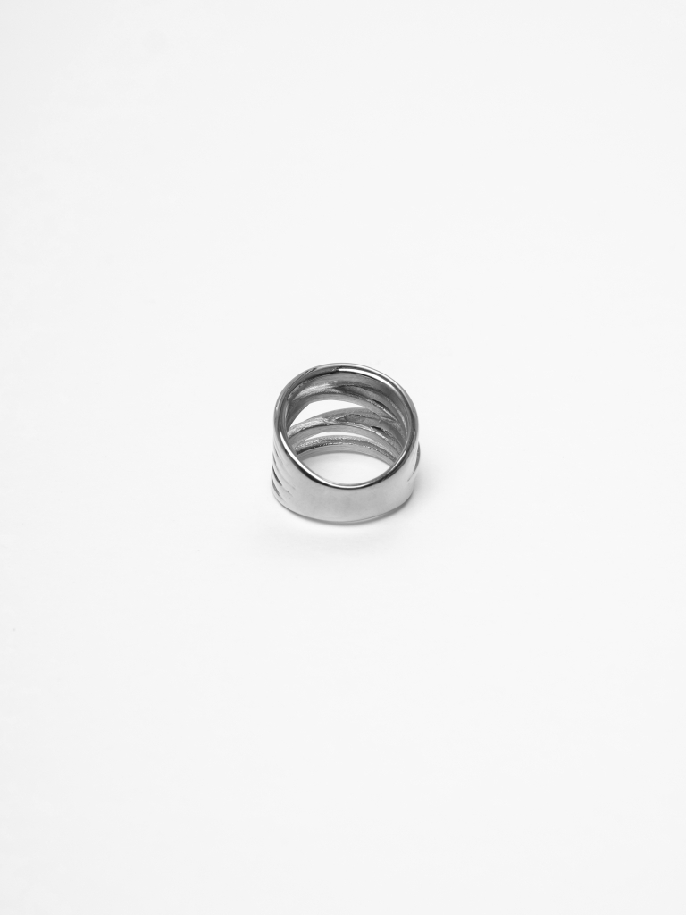 Breiter komplex geformter Ring
