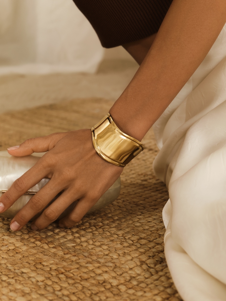 Широкий круглый браслет из гладкого металла