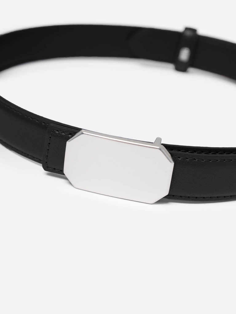 Wide belt with shaped buckle
