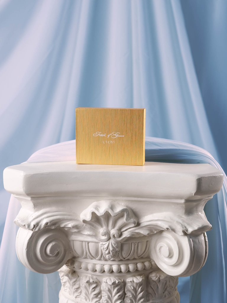 Золотистые серьги-пусеты с античным декором