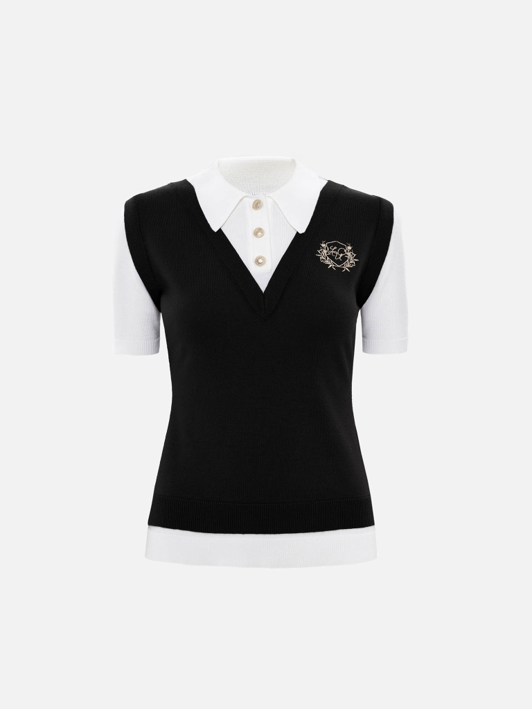 Polo en maille avec gilet et broderie contrastés
