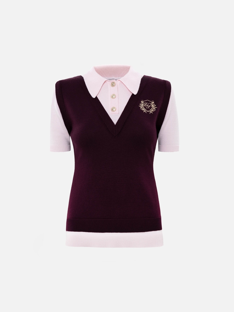 Polo en maille avec gilet et broderie contrastés