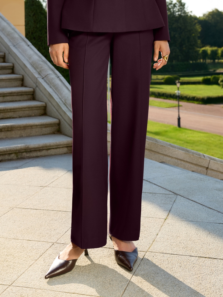 Loose-fitting trousers with creases