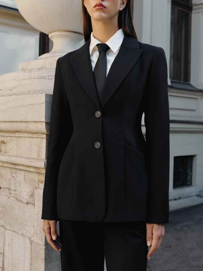 Fitted single-breasted jacket with large pockets