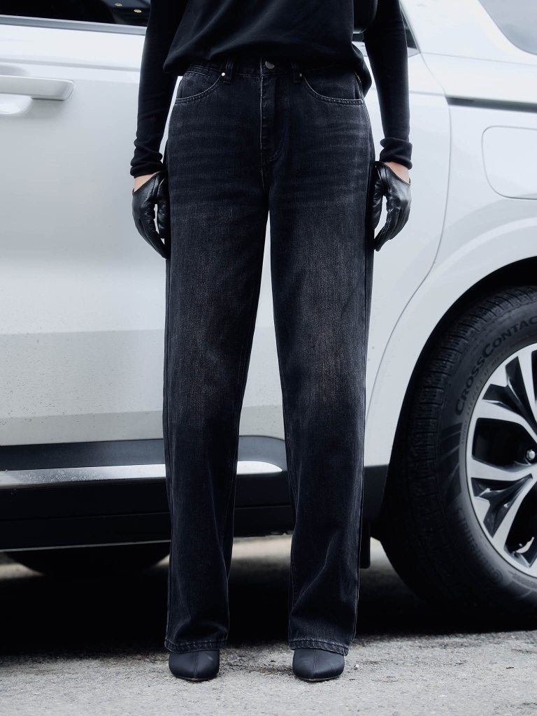 Straight jeans with distressed accent on the thighs