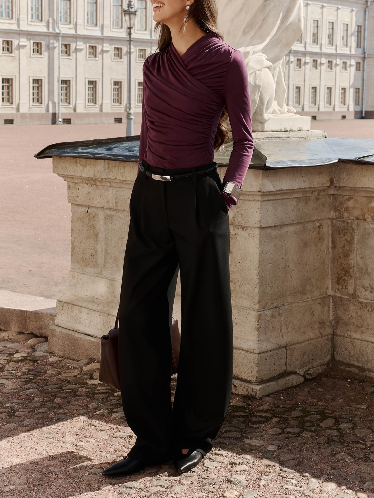 Свободные костюмные брюки на средней посадке