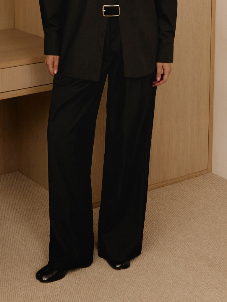 Loose trousers with waist pleats and eco-leather belt