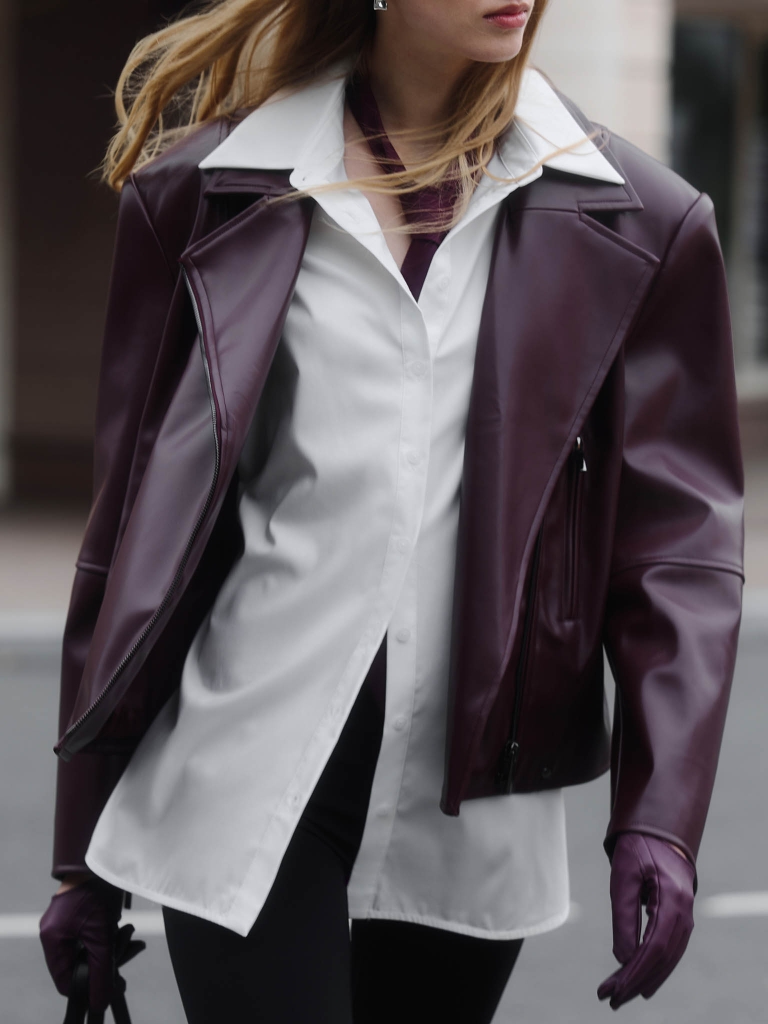 Байкерская куртка из экокожи с подчеркнутыми плечами