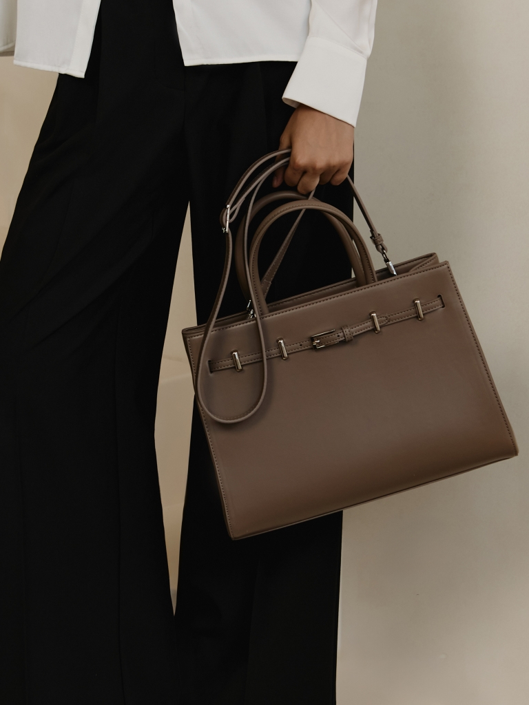 Сумка прямоугольной формы с декоративным ремнем