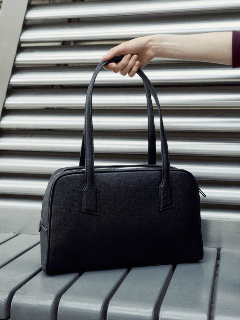 Сумка из экокожи с длинными ручками и застежкой на молнию