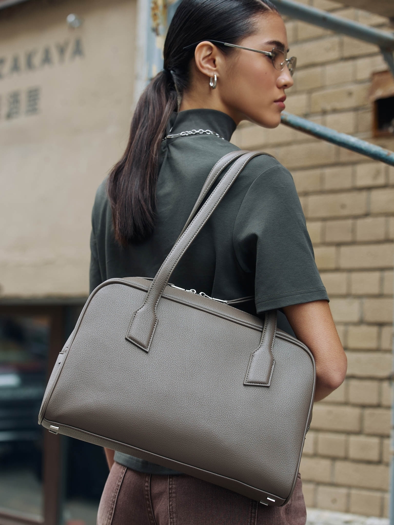 Сумка из экокожи с длинными ручками и застежкой на молнию