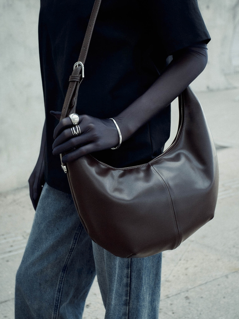 Półokrągła torebka z długim paskiem na ramię