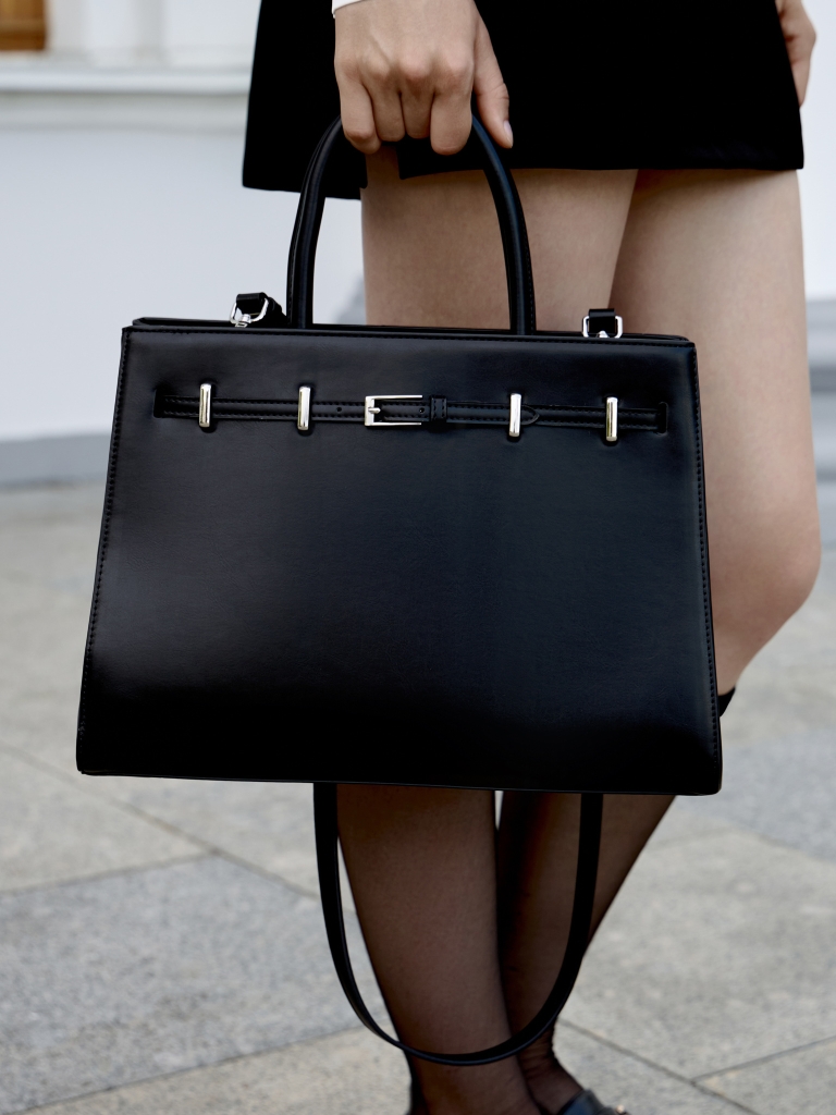 Сумка прямоугольной формы с декоративным ремнем