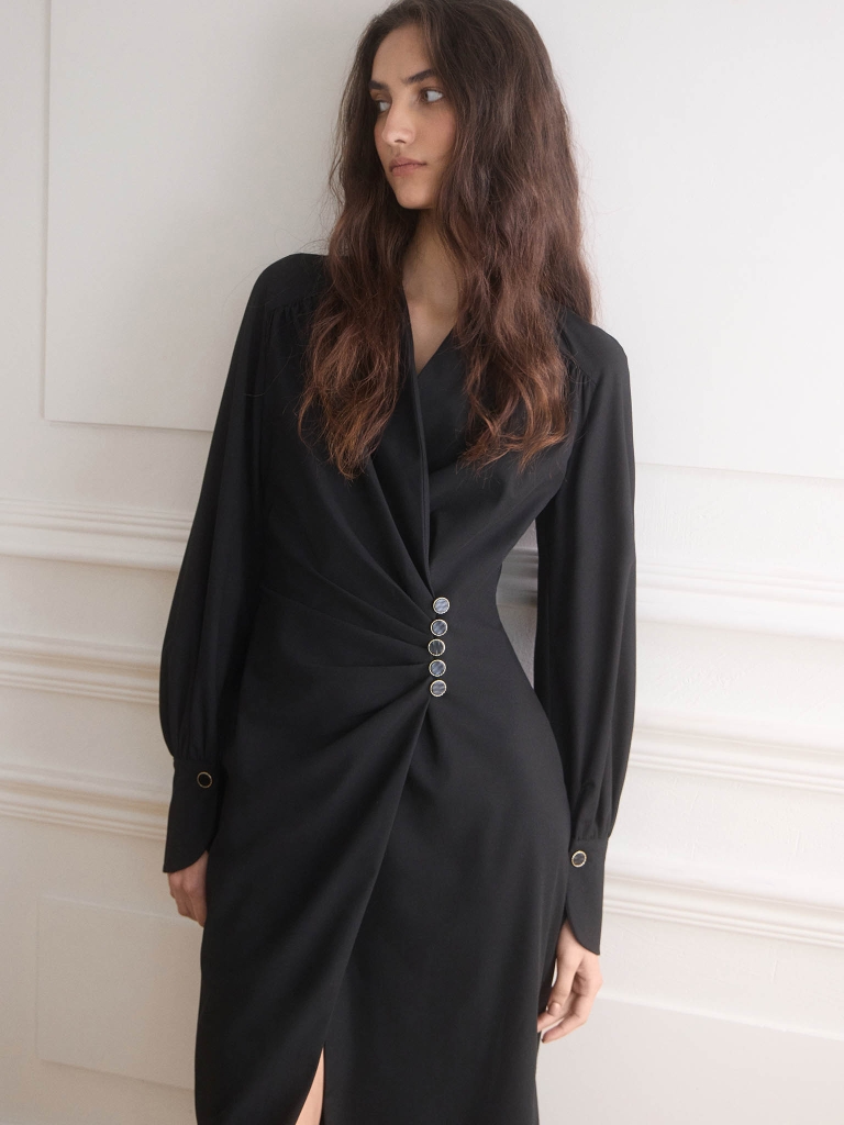 Midi dress with buttons at the waist