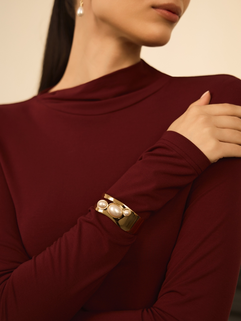 Metal bracelet with voluminous stones