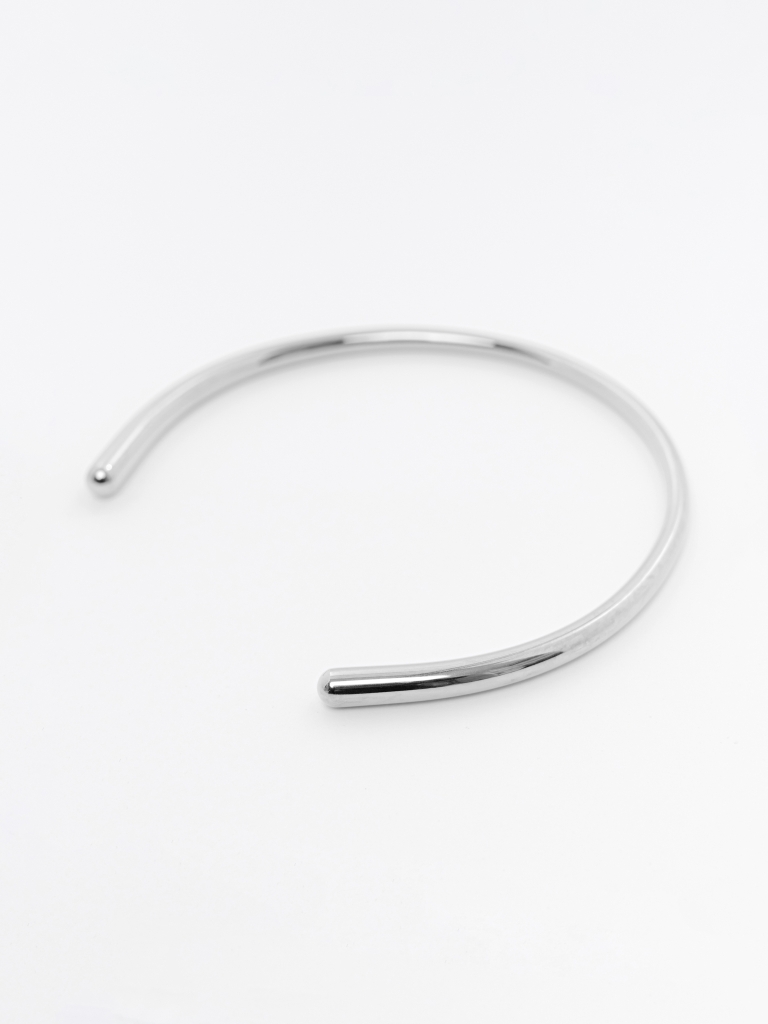Semicircular necklace in smooth metal