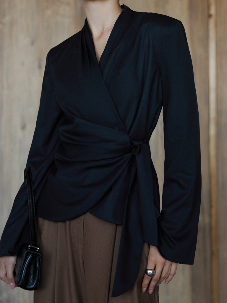 Блуза на запах с лентами на талии