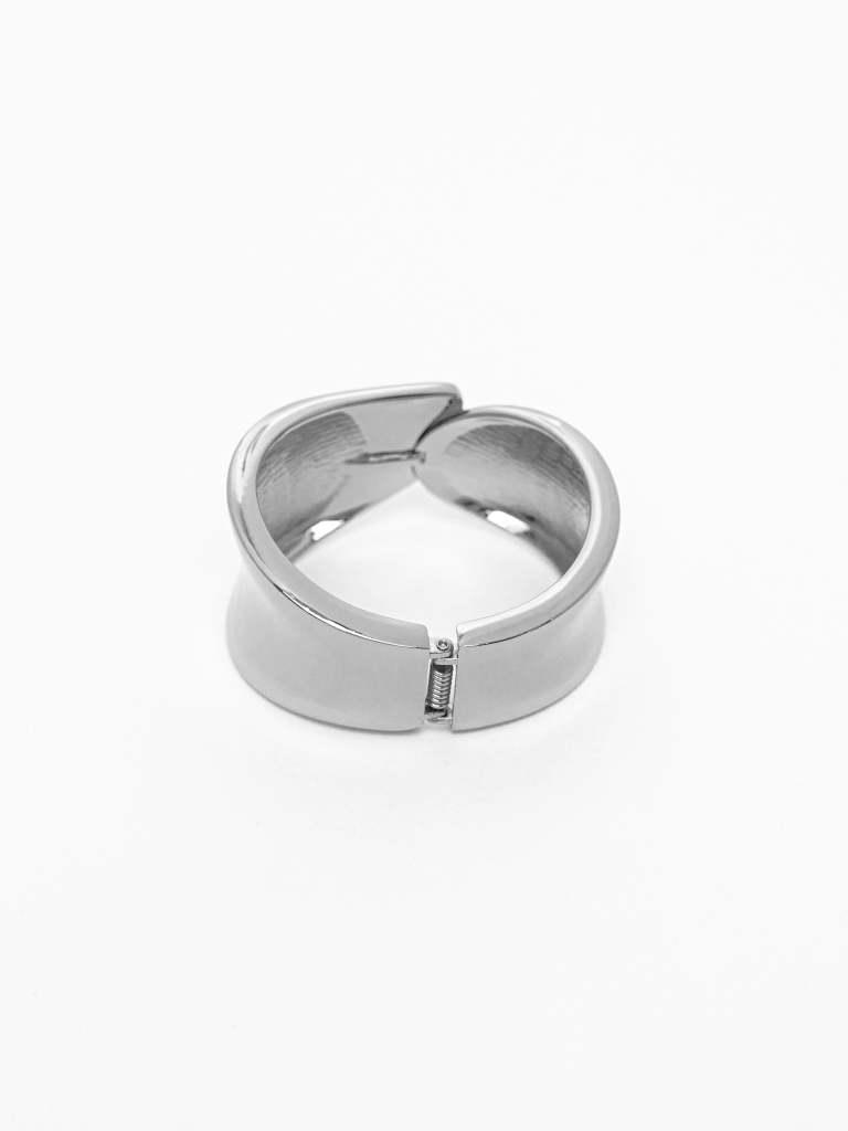 Curved smooth metal bracelet