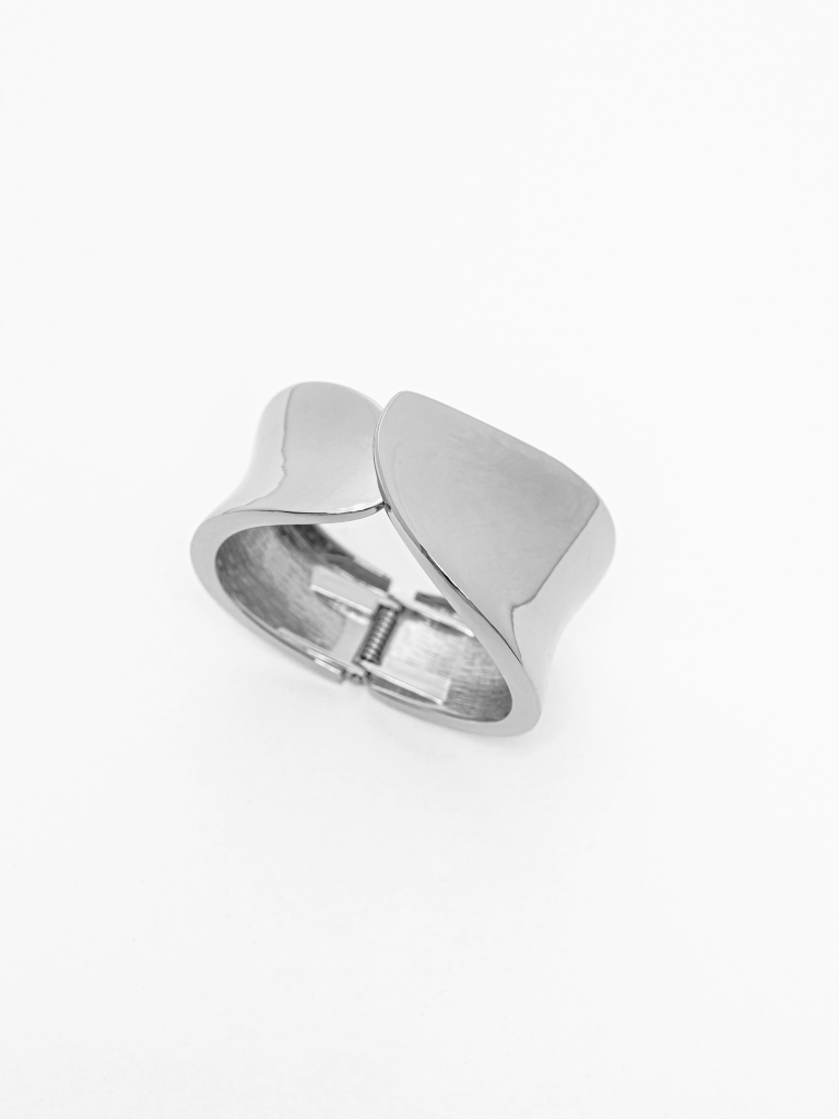 Curved smooth metal bracelet