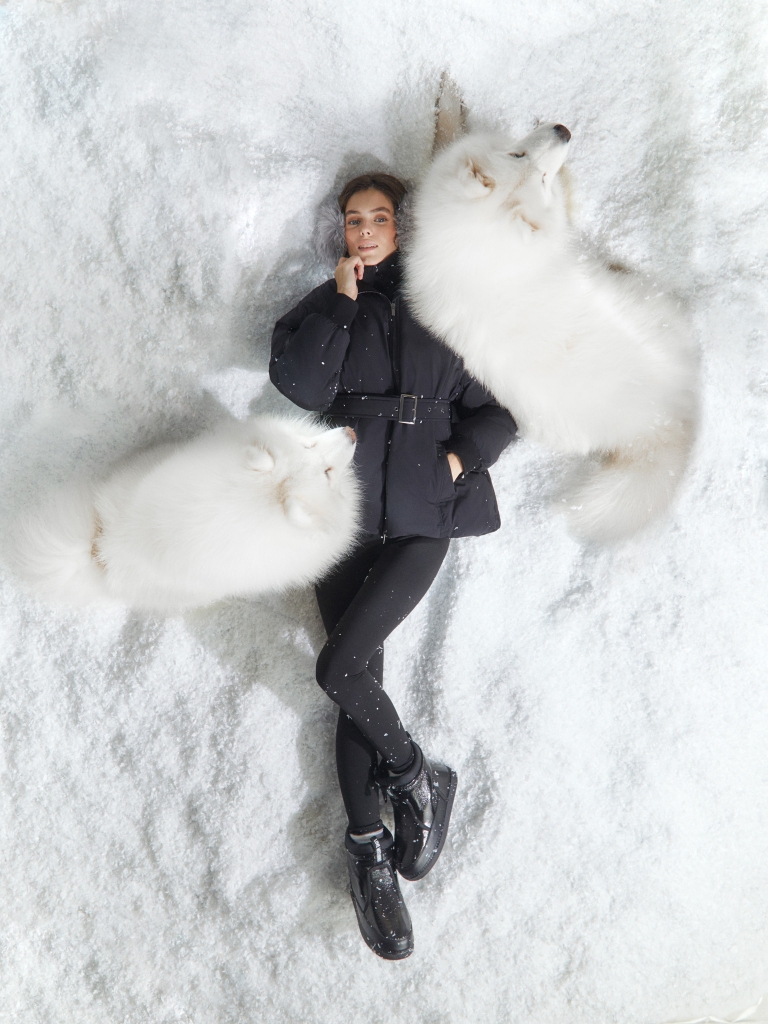 Короткий пуховик с ремнем в тон