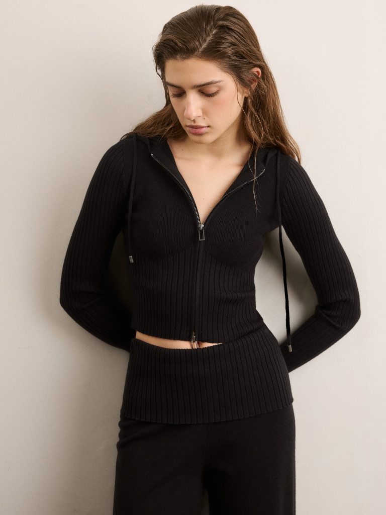 Cropped knitted cardigan with zip fastening