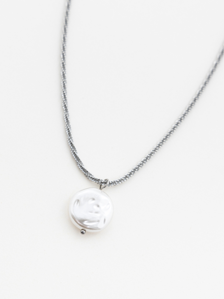Slim chain with pearlescent pendant