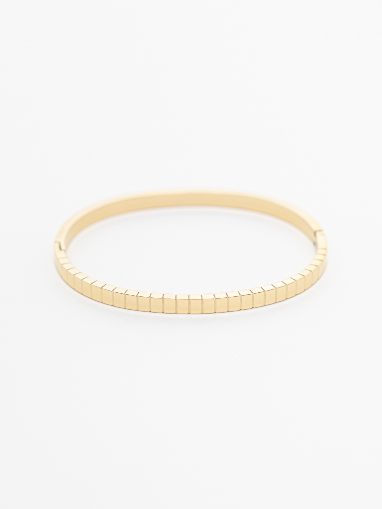 Slim bracelet with ribbed texture