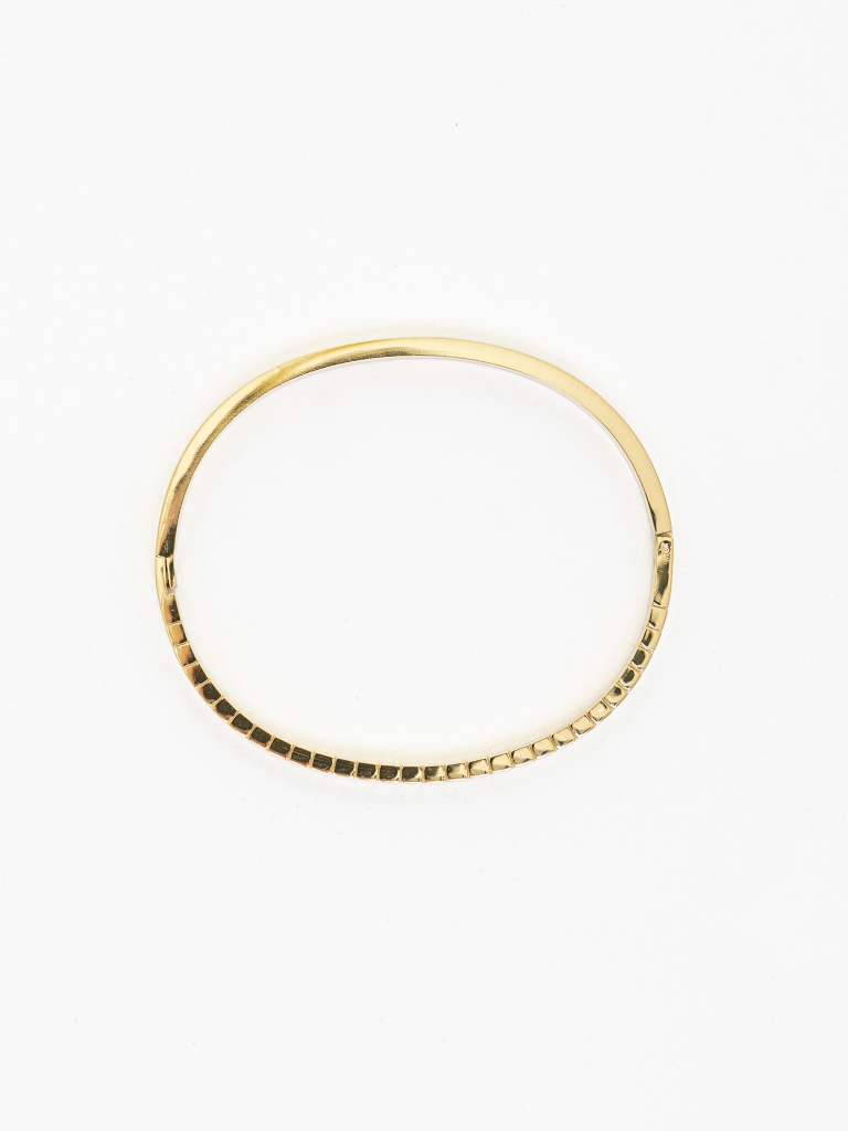 Slim bracelet with ribbed texture