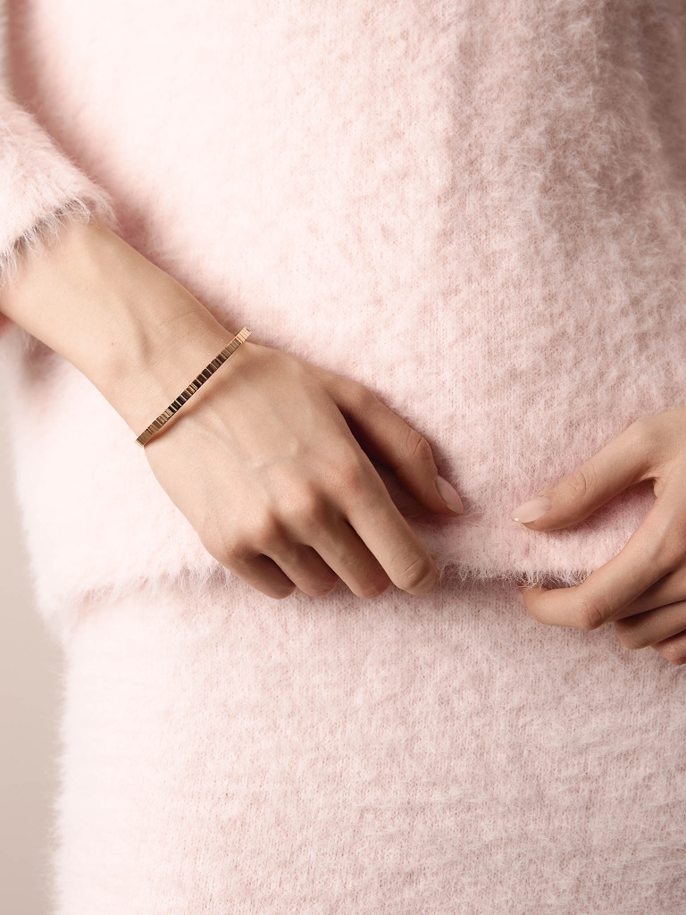 Slim bracelet with ribbed texture