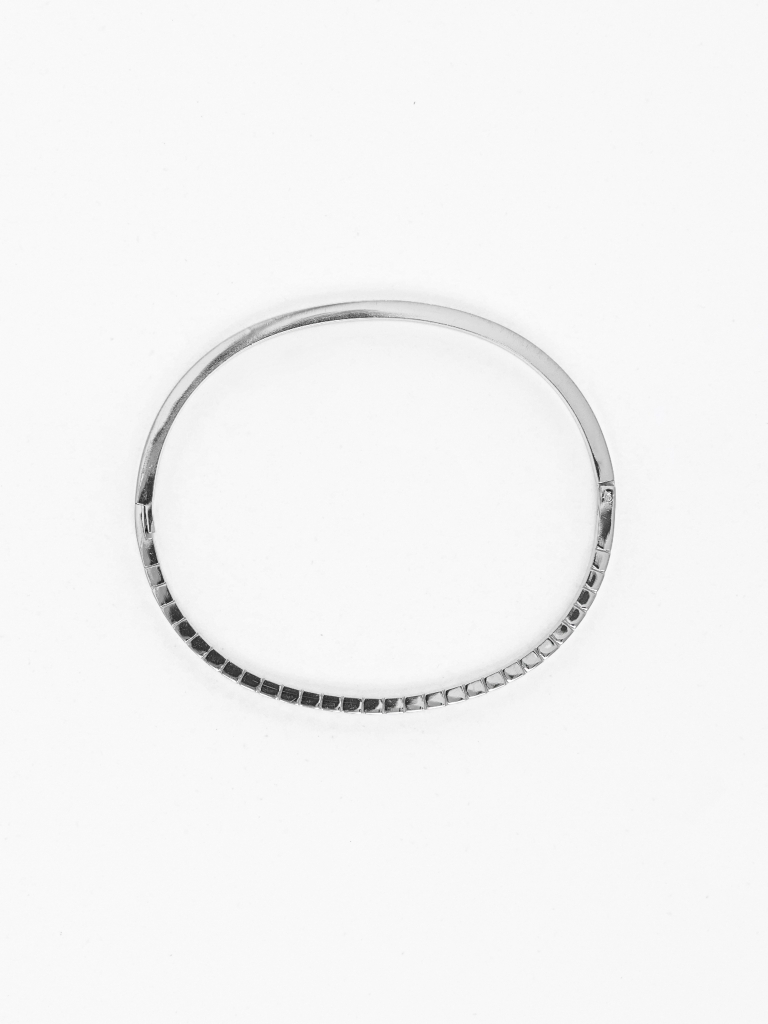 Slim bracelet with ribbed texture