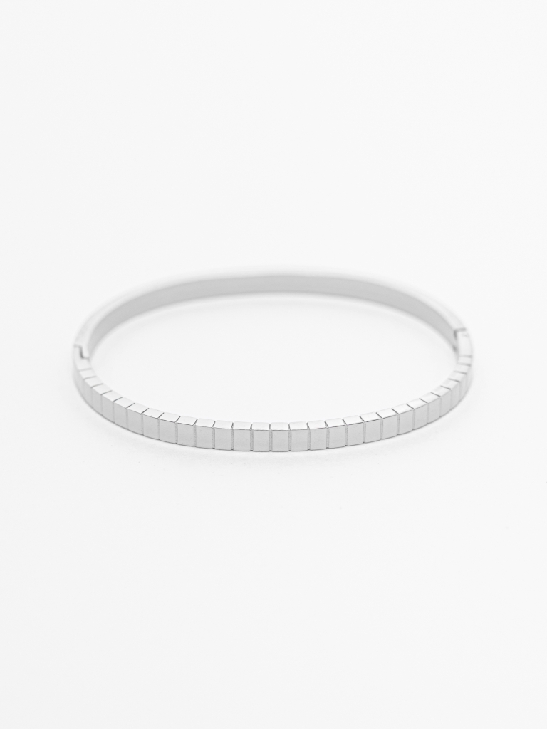 Slim bracelet with ribbed texture