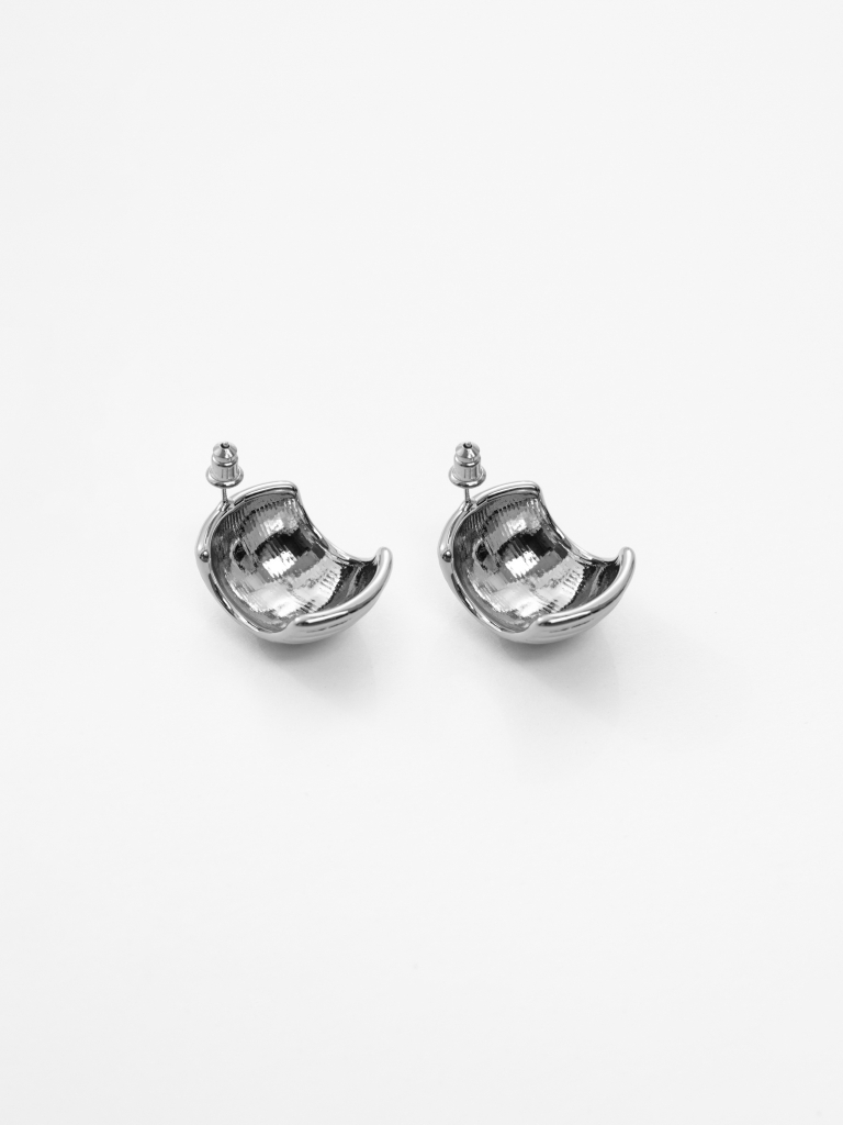 Voluminous stud earrings with ribbed texture