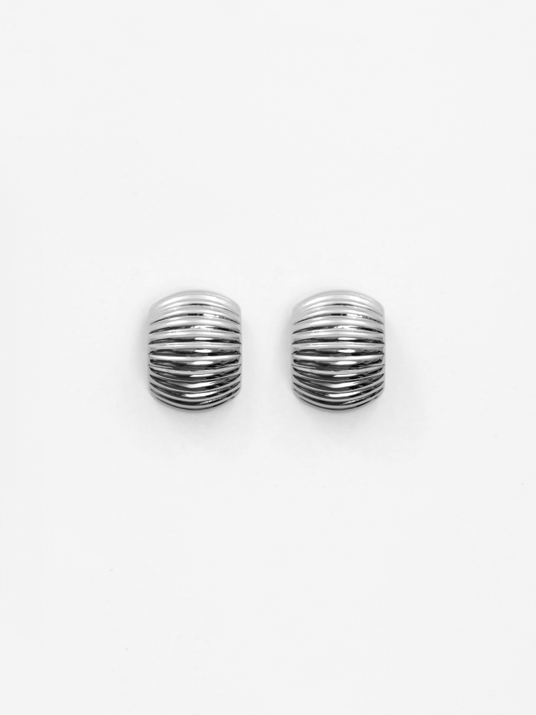 Voluminous stud earrings with ribbed texture