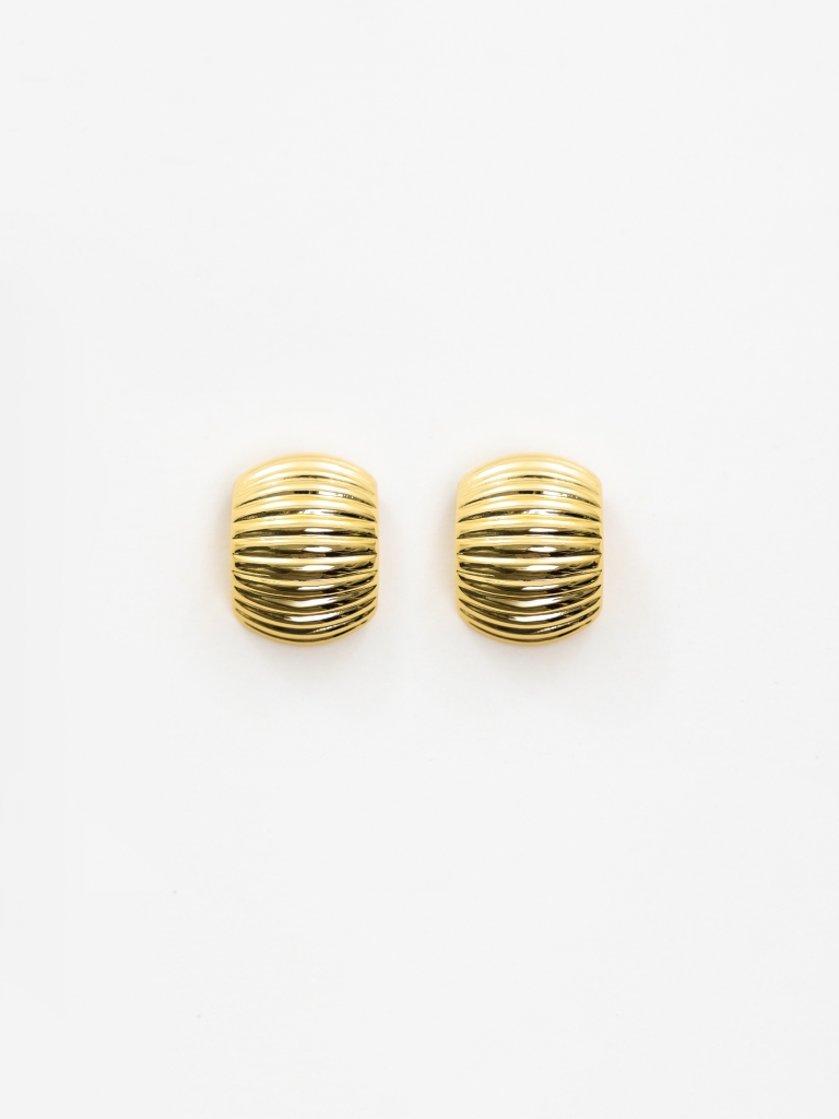 Voluminous stud earrings with ribbed texture