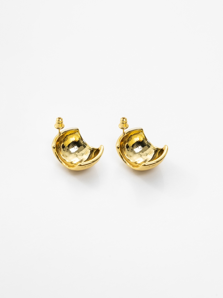 Voluminous stud earrings with ribbed texture