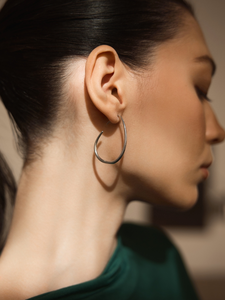 Curved half-hoop earrings