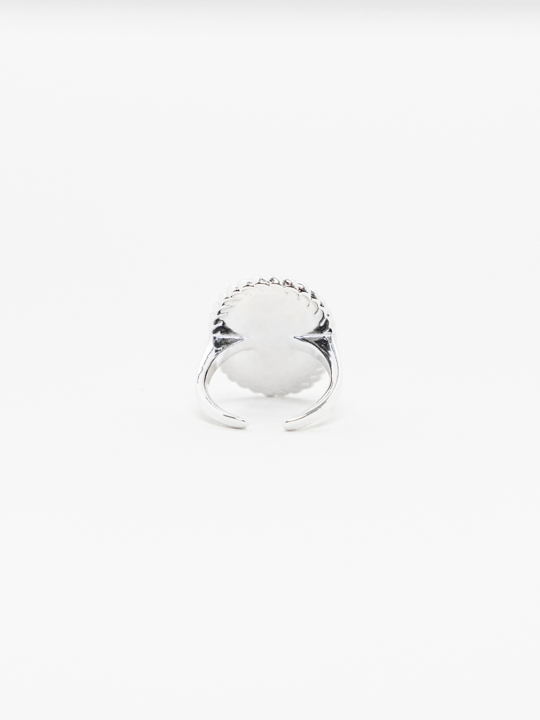 Ring with a voluminous pearlescent insert