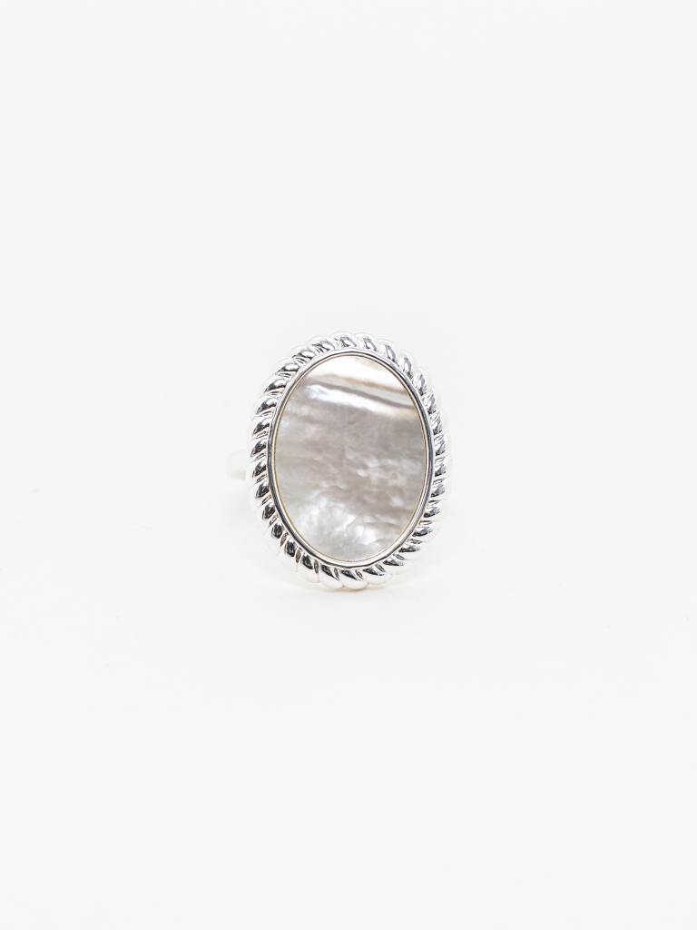 Ring with a voluminous pearlescent insert