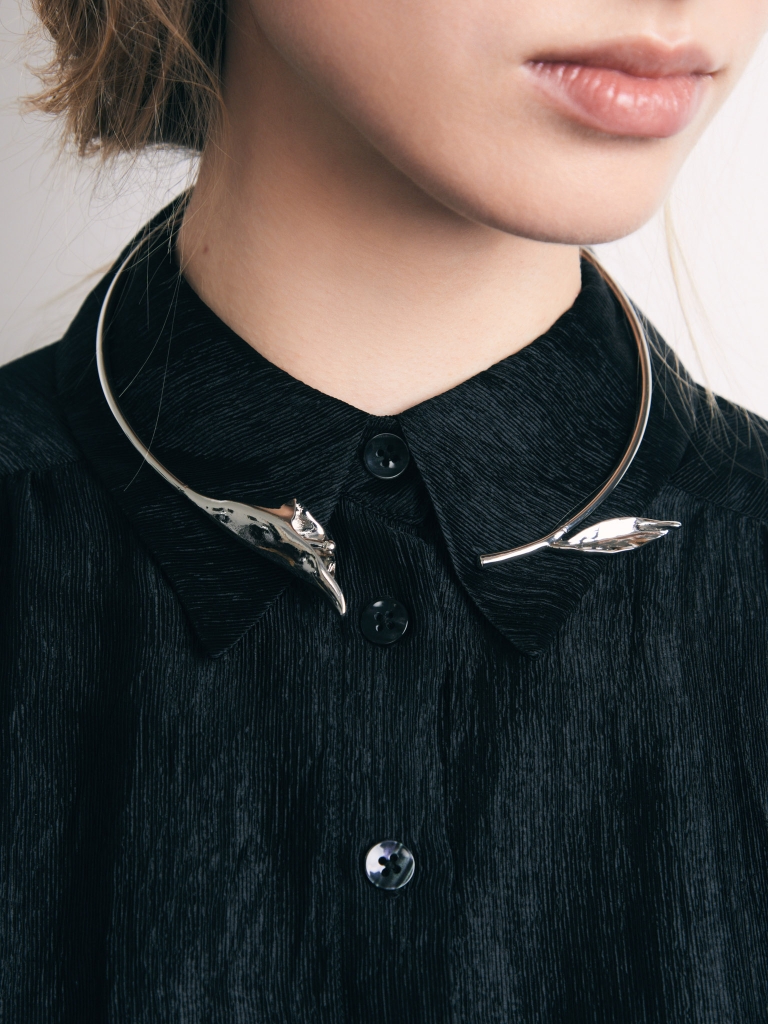 Smooth metal flower necklace